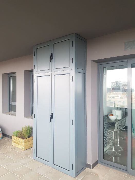 Mueble de obra con puertas de aluminio gris  Armarios de terraza, Puertas  de aluminio exterior, Decoración de patio exterior