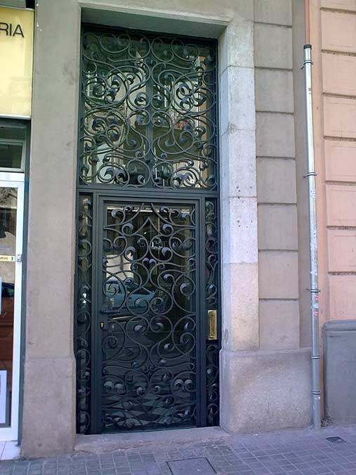 Fabricación de instalación de puertas en hierro forjado para entradas de  escaleras Diagonal Mar; Poble Nou, Barcelona